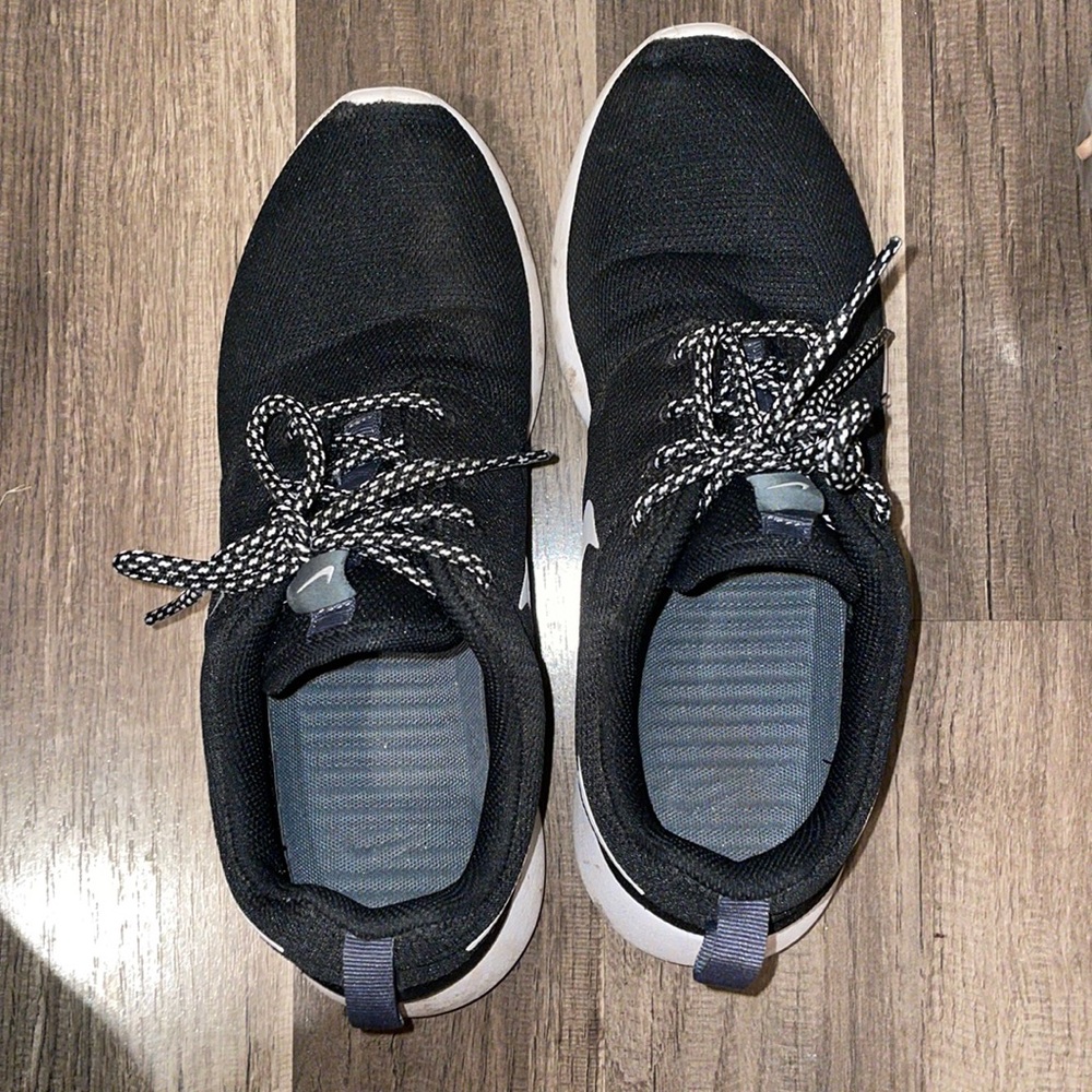 Woman’s black nike shoes